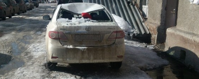 В Уфе падающий с крыш снег повредил три машины