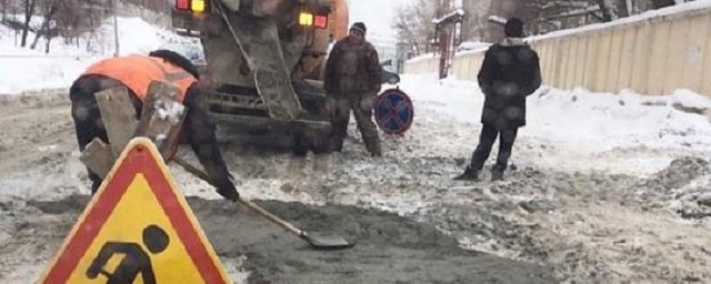 В Новосибирске на дорогах поверх снега уложили бетон