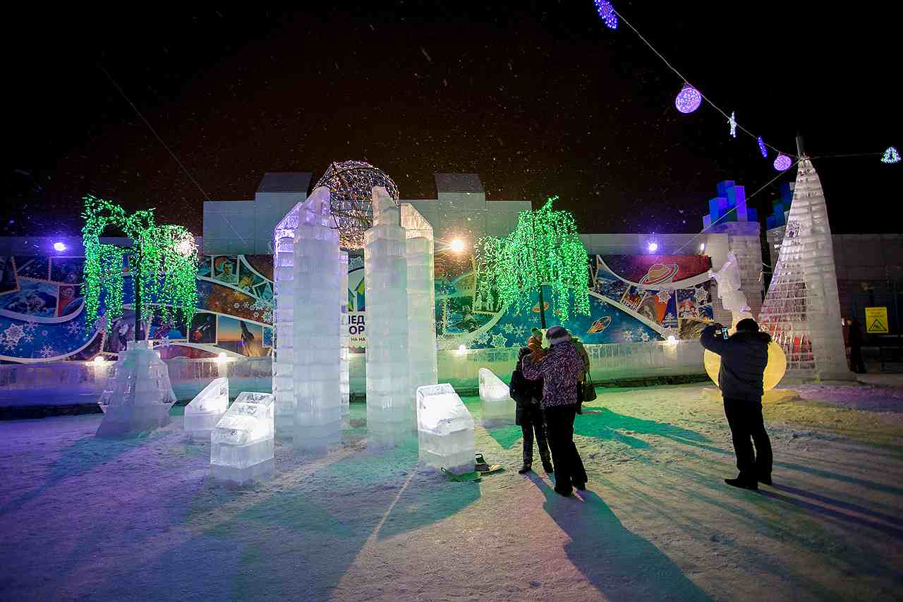 Горки в новосибирске зимой. Ледниковый городок в Новосибирске. Ледовый городок Новосибирск ночью. Ледовый городок Новосибирск Речной вокзал. Ледяной городок Новосибирск фигуры.