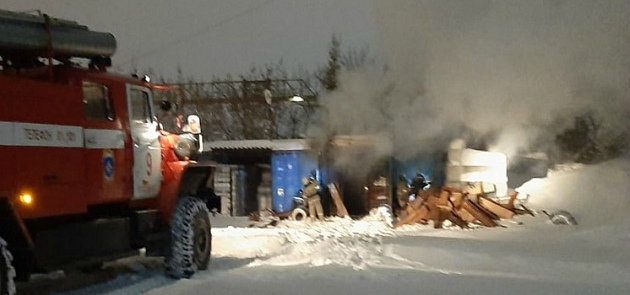 В Новосибирске загорелся склад с картоном и бумагой