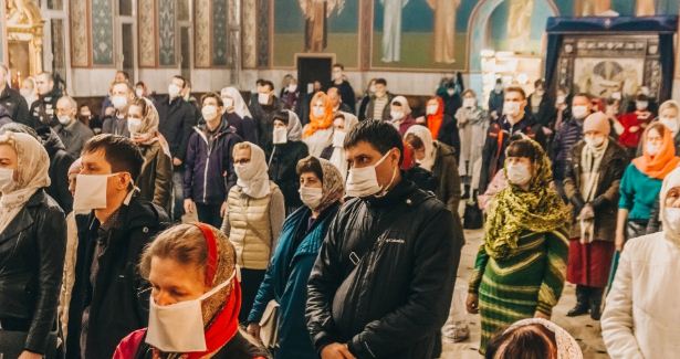 Верующих попросили носить маски, чтобы храмы оставались открытыми для посещения