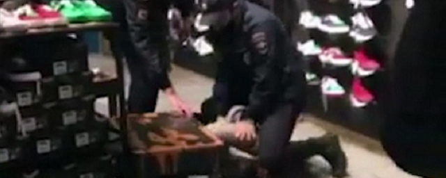 Видео: Иркутский полицейский придавил шею коленом подростку за кражу носков в ТЦ