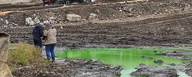 Полигон в Новосибирске выделяет подозрительную зеленую жидкость