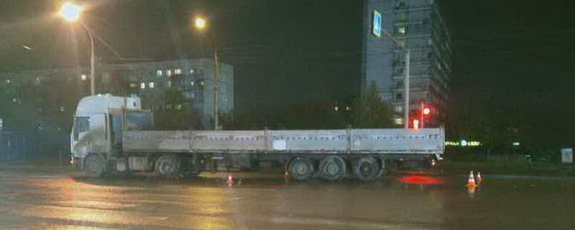 В Новосибирске грузовик сбил двух взрослых и ребенка