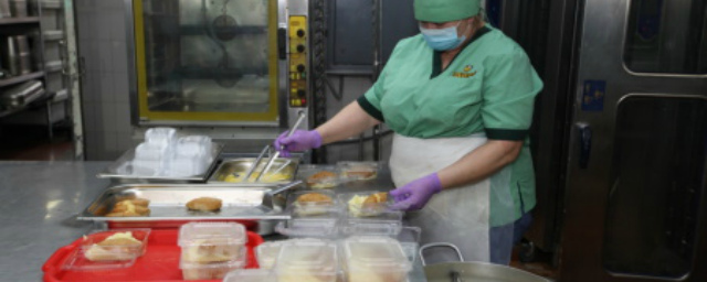 Иркутская администрация организовала доставку горячих обедов медикам, борющимся с коронавирусом