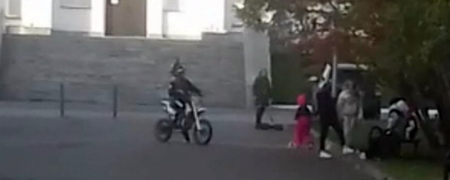 В Новосибирске ищут подростка, сбившего на мотоцикле шестилетнюю девочку