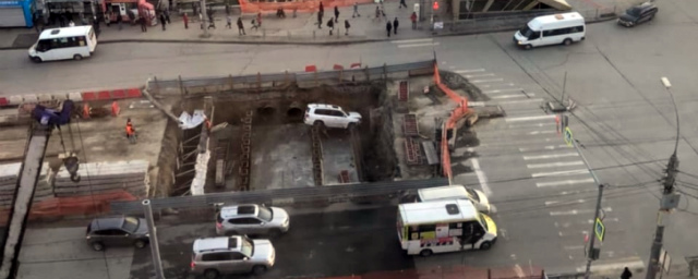 Видео: Нетрезвый водитель Lexus угодил в раскопанную коммунальщиками яму