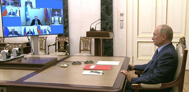 Песков рассказал, что Путин испытывает нехватку живого общения из-за видеоконференций