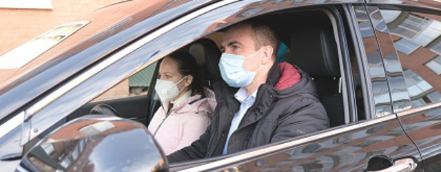 Депутат ЗС Виталий Перетолчин своим примером призвал водителей помочь работающим на вызовах врачам