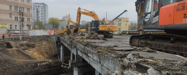 Видео: В Воронеже демонтировали все пролеты путепровода на улице Ленина