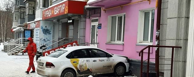 В Новосибирске водитель «Яндекс.Такси» врезался в стену жилого дома