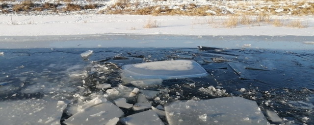 В Омской области автомобиль вместе с водителем провалился под лед