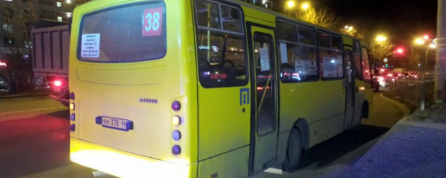 Автобус в Екатеринбурге протащил по асфальту женщину, застрявшую в дверях