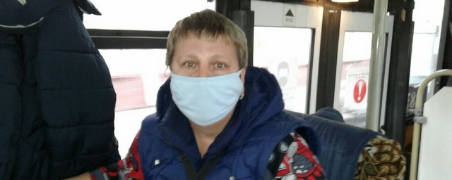 В Омске кондуктор бесплатно раздает детям маски