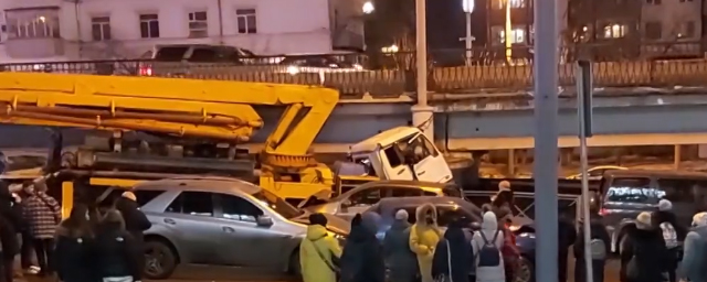 Массовая авария во Владивостоке: 1 погибший, 4 человека пострадали, 14 машин повреждены