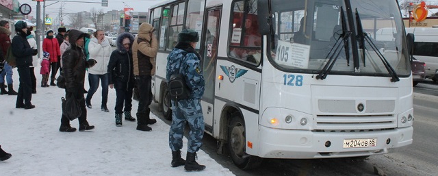 Сахалинцы замерзли и опоздали на работу из-за 15 снятых с рейсов водителей