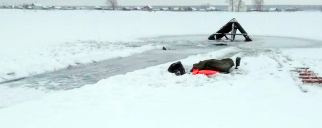 В Ордынском районе трактор провалился под лед на реке, водитель утонул