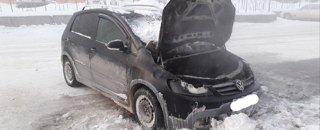 В Бердске в 38-градусный мороз на парковке загорелся автомобиль