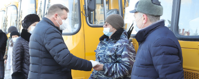 Губернатор Рязанской области вручил ключи от новых школьных автобусов для районов области