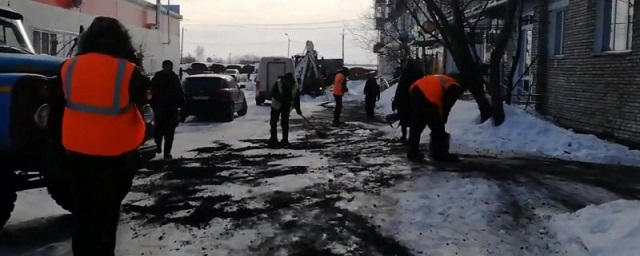 В Барабинске тротуары улиц покрылись черным снегом