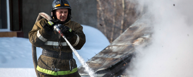 При пожаре в Бердске трех людей пришлось эвакуировать через окно