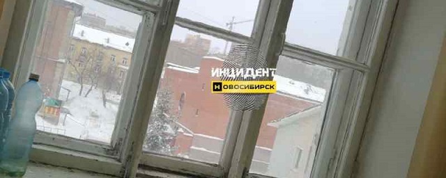 В Новосибирске на школьника упала оконная рама