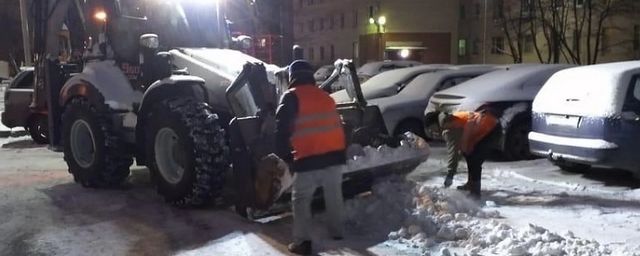 Около 8 тысяч дворников вышли на очистку улиц Петербурга от снега