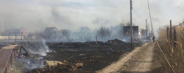 МЧС тушит крупный пожар в Астрахани