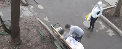 Власти Москвы прокомментировали смерть женщины на скамейке около дома