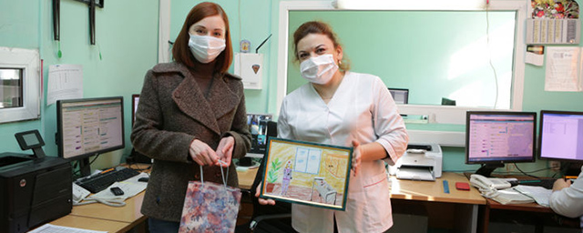 Сторонники «Единой России» поздравили врачей скорой помощи