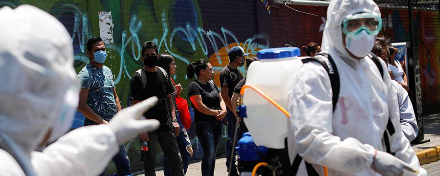 12 мексиканцев пытались силой заставить сограждан соблюдать самоизоляцию