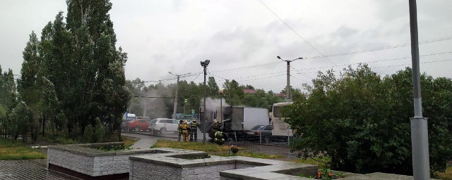 На омской парковке у Горбольницы №17 сгорели две «ГАЗели»