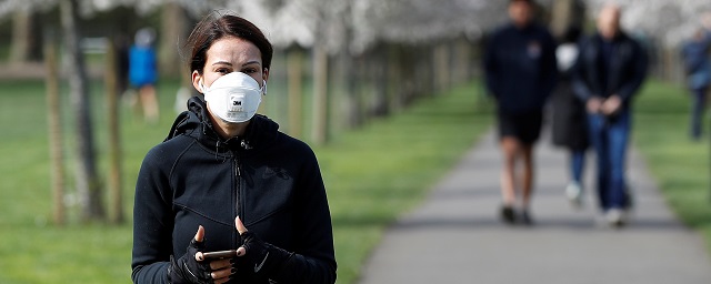 Ученый: ношение масок на улице для защиты от COVID-19 смешит