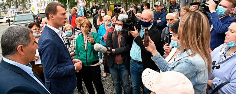 Дегтярев впервые вышел к митингующим в Хабаровске