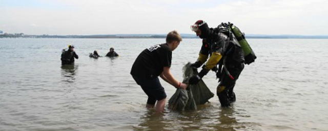 В районе залива Якоби дайверы очистили от мусора дно Иркутского водохранилища