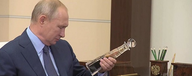 Видео: Сечин подарил Путину бутылку нефти, добытой на проекте «Восток Ойл»
