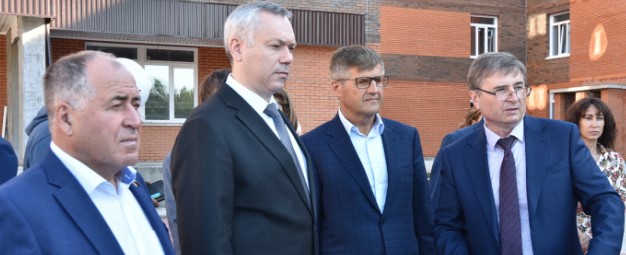Губернатор Новосибирской области проверил исполнение поручений по соцобъектам в Краснообске
