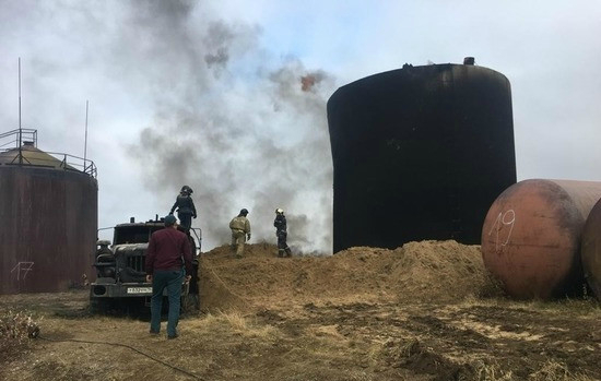 В Якутии из-за пожара на нефтескладе эвакуировали жителей села