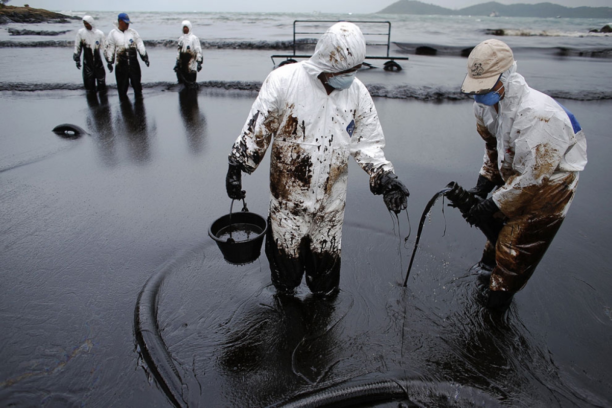 В Амурской области ищут виновника загрязнения реки нефтепродуктами