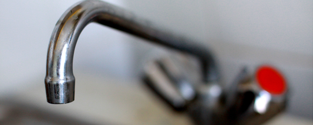 Пенсионерке из Магадана удалось добиться перерасчета за некачественную воду