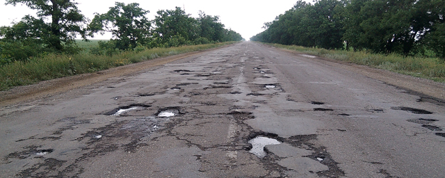 Жители и бизнес страдают от плохой дороги из Армани в Магадан