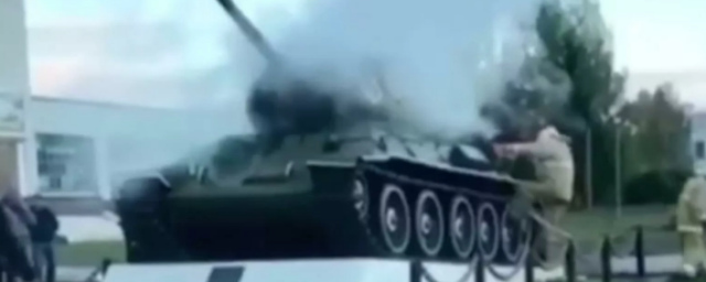 В Нижегородской области загорелся танк-памятник Т-34
