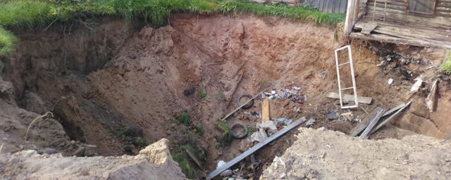 Частный дом полностью ушел под землю в деревне Кировской области