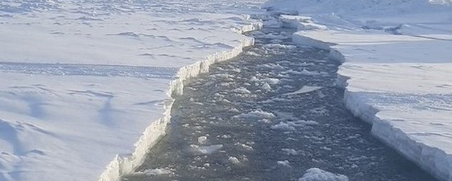 На Сахалине у побережья Охотского моря на льду образовалась гигантская трещина