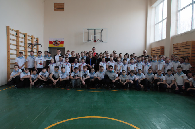 В школе Владикавказа прошла очередная «Зарядка с чемпионом»