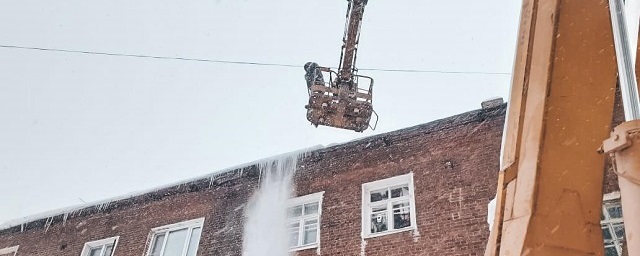 В Раменском крыши домов чистят от снега и наледи
