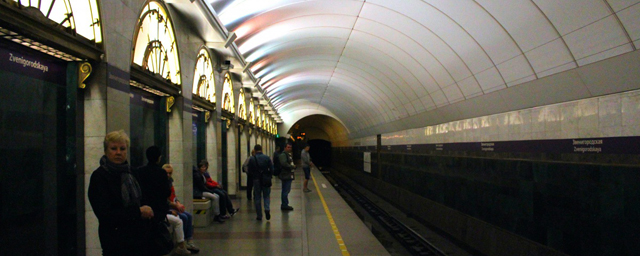 В Петербурге из-за подозрительного предмета закрыли еще две станции метро