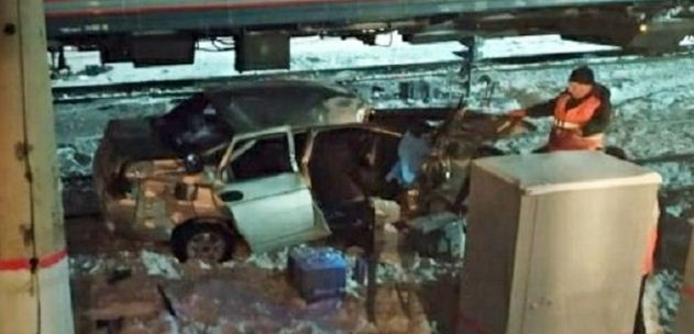 Под Архангельском подросток за рулем автомобиля допустил столкновение с поездом
