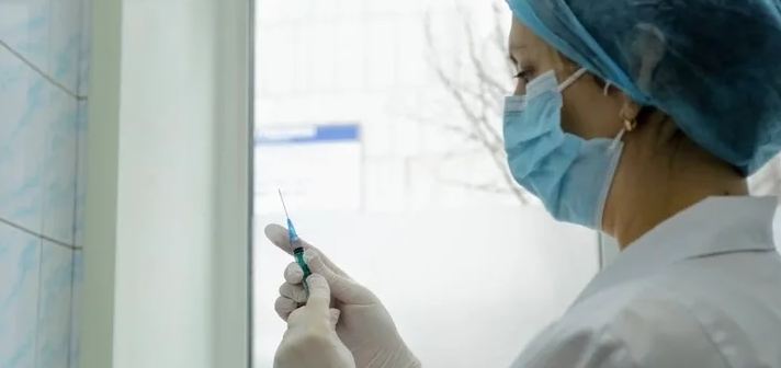 В Ульяновской области объявлена обязательная вакцинация 80% работников ряда сфер