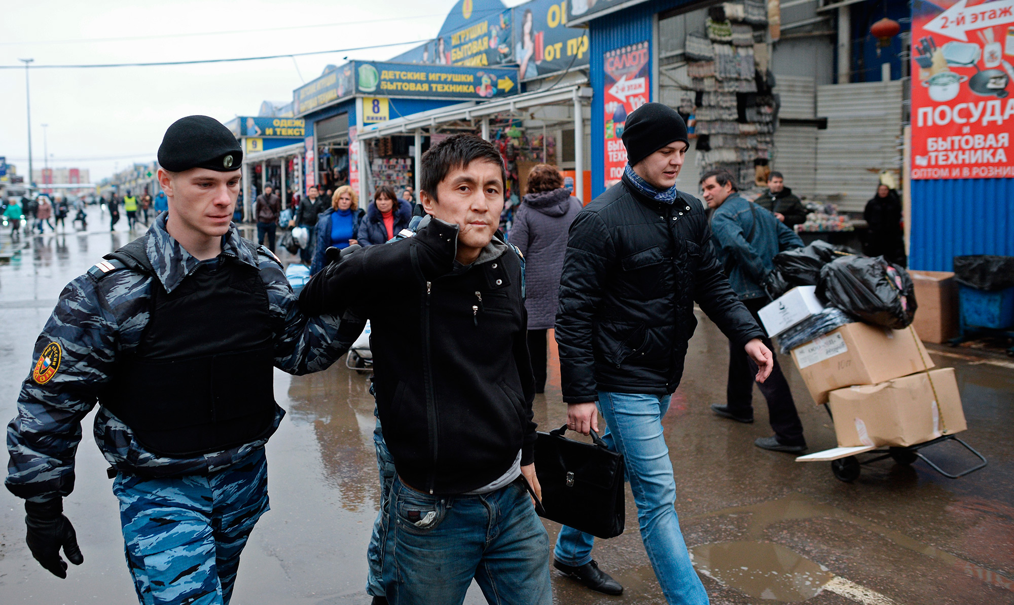Мигранты нападают на москвичей. Милиция и мигрант. Облава на рынке на мигрантов. Задержание мигрантов в Москве. Мигранты в Москве.